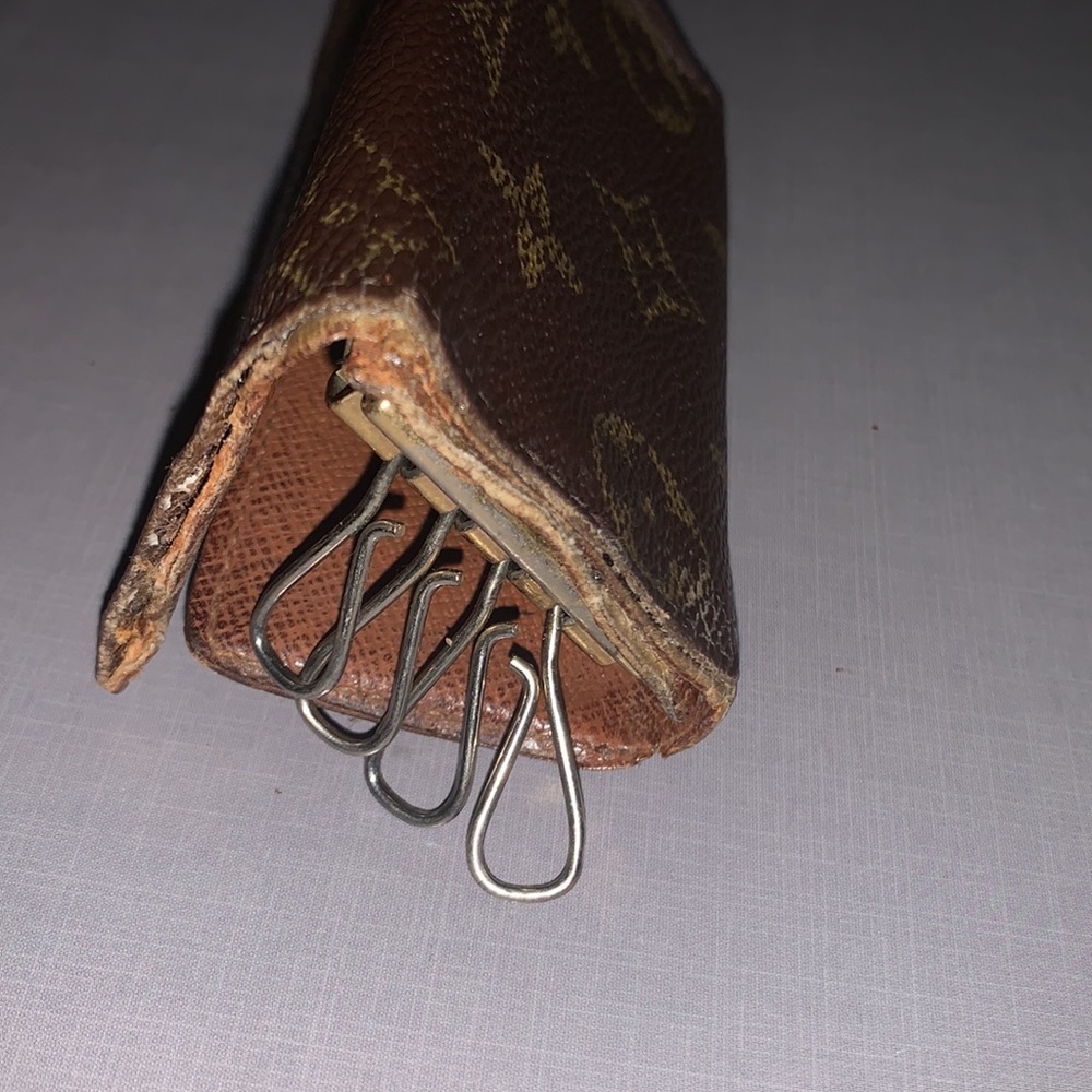 🤎 🤎 🤎 Louis Vuitton Monogram signature design LV Logo 4 key holder M/F - Picture 10 of 11
